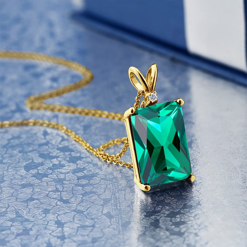 GEM STONE KING قلادة باندنت من حجر الجواهر الملكي مطلية بالذهب الأصفر عيار 18 من الفضة مع حجر زمرد مقطوع وحجر ألماس أبيض دائري للنساء | 14X10MM زمرد مقطوع و 1.5MM دائري | مع سلسلة فضية بطول 18 إنش - Image 4